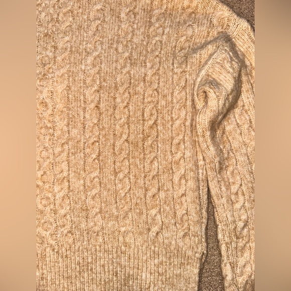Abercrombie & Fitch Preppy Cable Knit Sweater - Picture 9 of 10